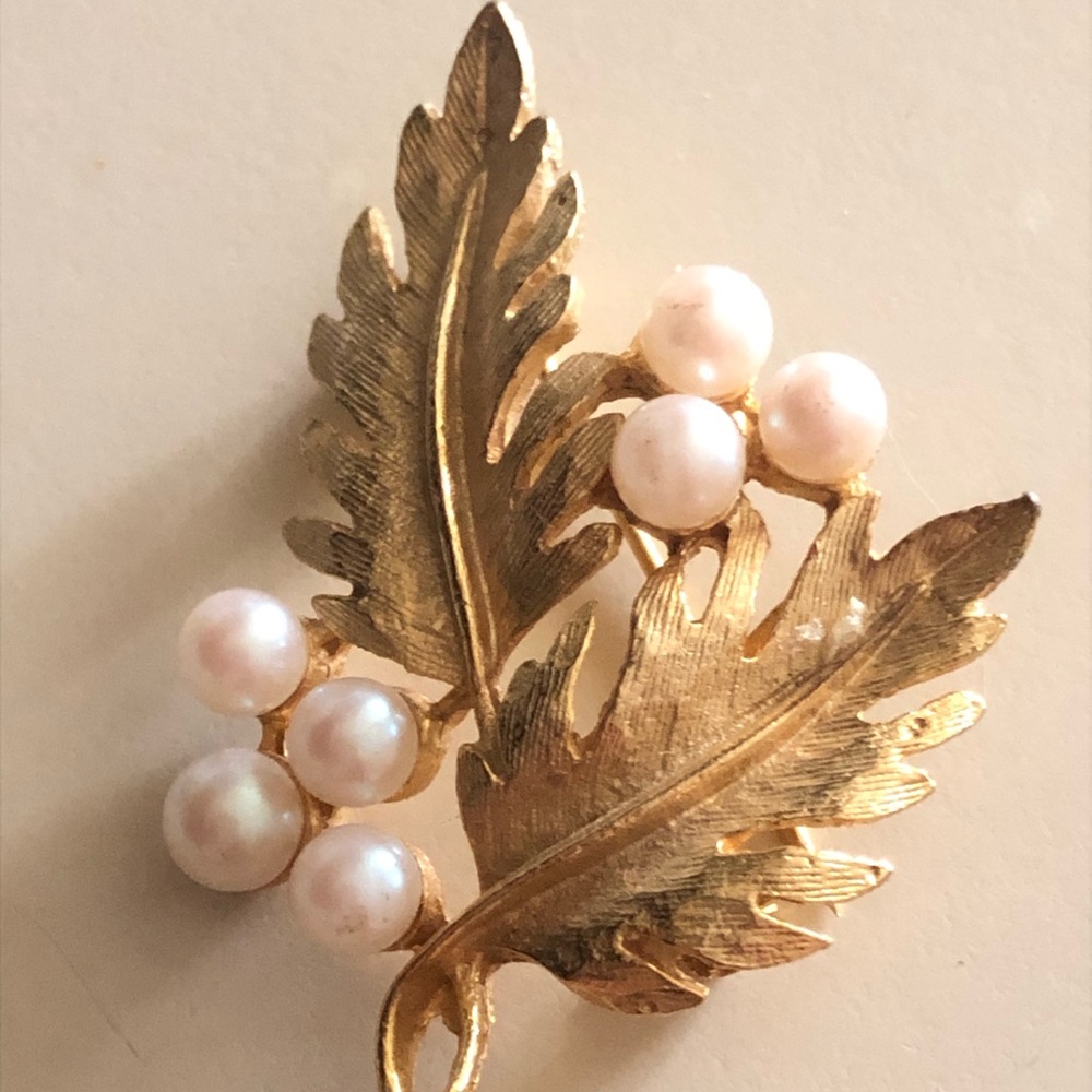Vintage Faux Pearls  Gold Tone Leaf Brooch